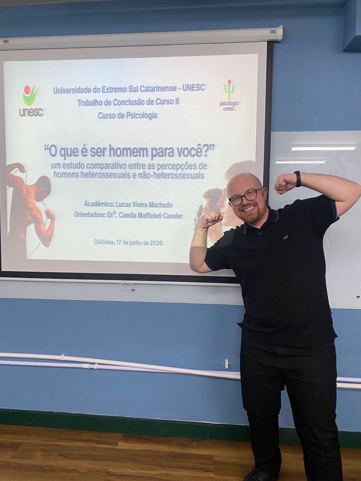 Lucas Vieira Machado sorrindo após a apresentação do seu TCC em psicologia